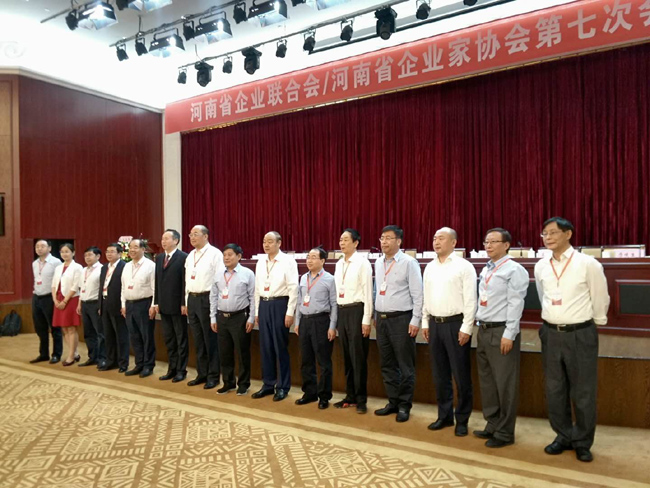 集團公司黨委書(shū)記、董事長(cháng)李躍民當選省企業(yè)聯(lián)合會(huì )、企業(yè)家協(xié)會(huì )副會(huì )長(cháng)