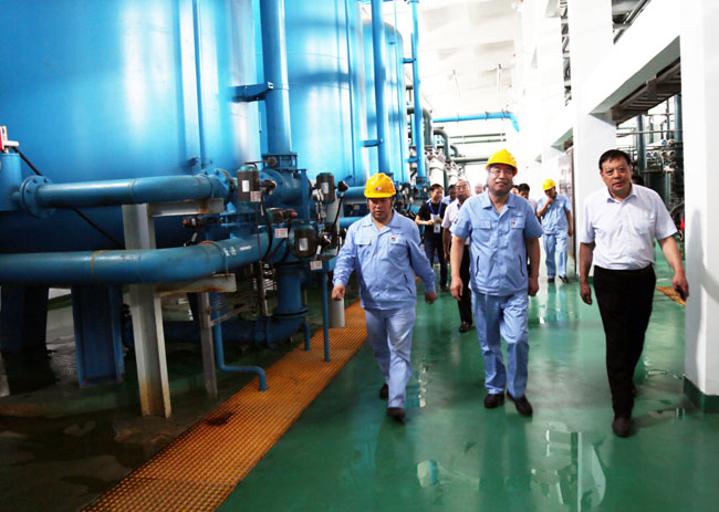 新安縣人大常委會(huì )副主任王保敏、副縣長(cháng)趙偉寧到萬(wàn)基控股集團調研