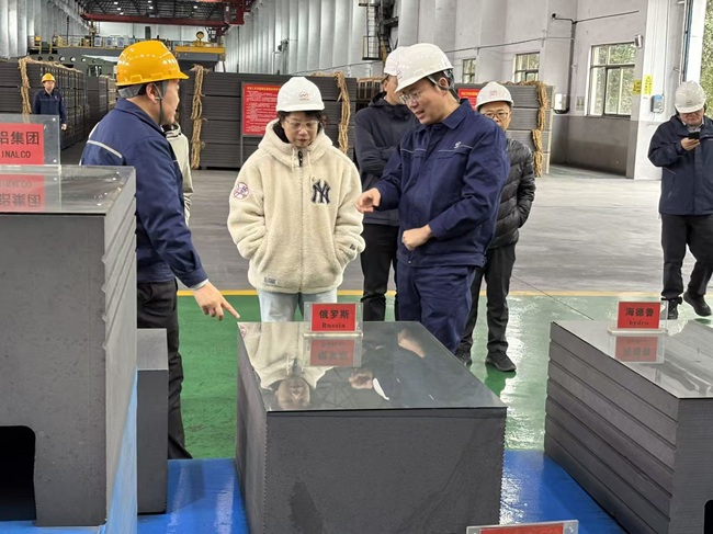 河南省國有資本運營(yíng)集團副總經(jīng)理張華一行到萬(wàn)基控股集團調研