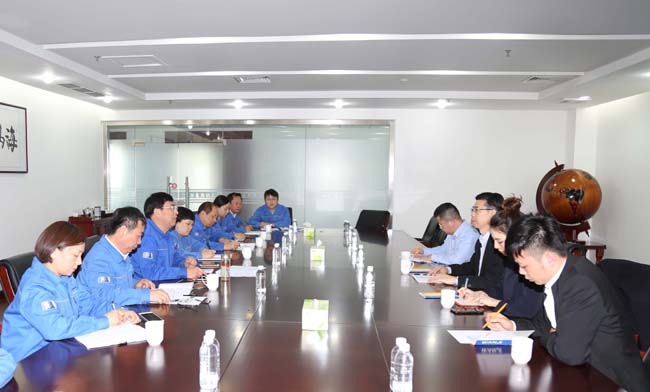 青島城投國際貿易有限公司總經(jīng)理宋明杰一行到萬(wàn)基控股集團調研