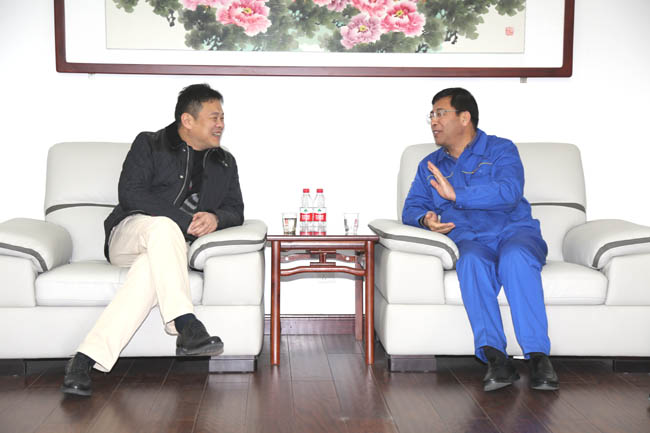 光大銀行鄭州分行東風(fēng)路支行行長(cháng)尚明勝、副行長(cháng)張濤到萬(wàn)基控股集團調研